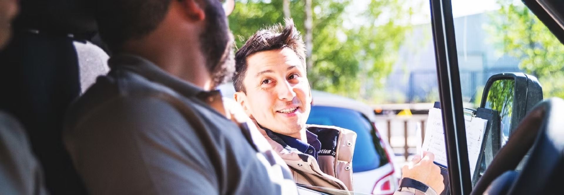 Daniel Wartmann, Geschäftsführer von Wartmann Umzüge, mit Klemmbrett im Umzugswagen