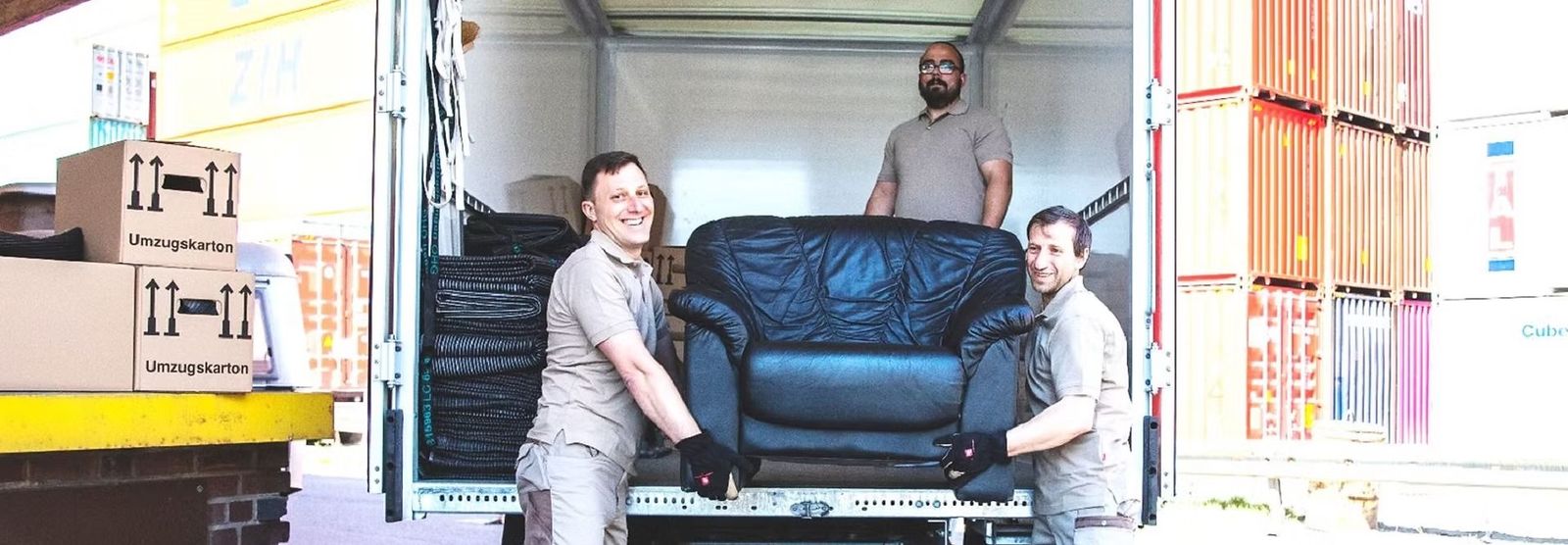 Team von Wartmann Umzüge lädt einen Sessel in den Umzugswagen